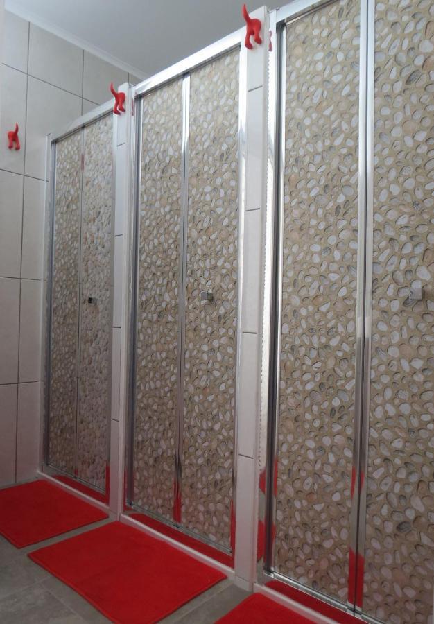 White House Hostel *