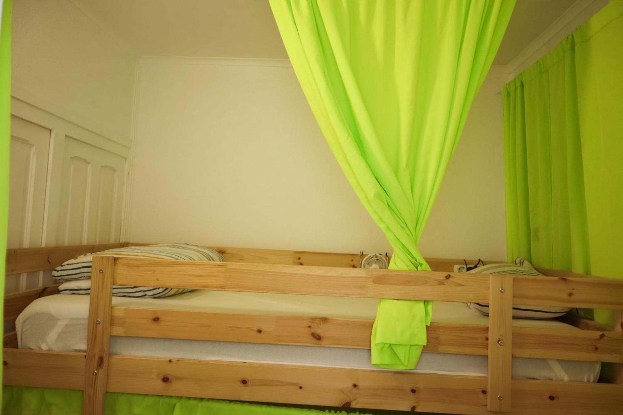 White House Hostel *